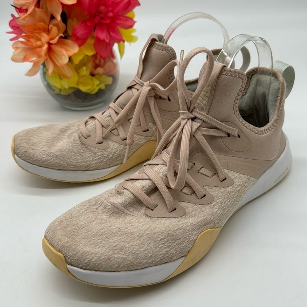 Nike Peach Colored Sneakers AJ8154-200  Size 9.5 NK6751